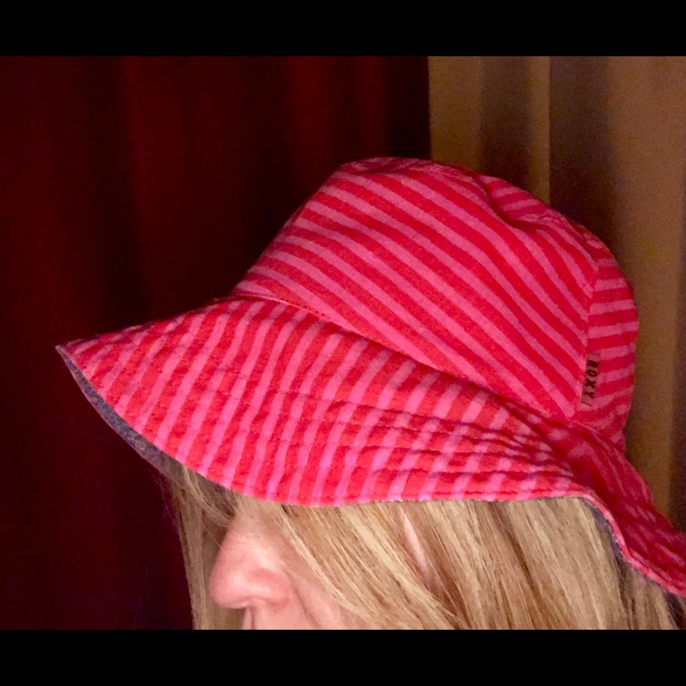 So cute . Roxy surfer beach hat